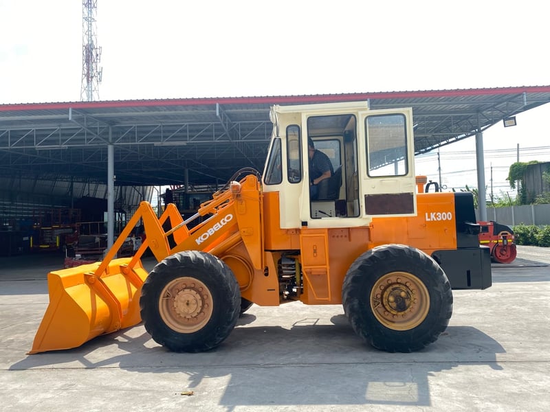 รถตักล้อยาง KOBELCO  LK300 บุ้งกี๋ 1.5 คิว  รถเก่านอกนำเข้า   ติดต่อ Line jiraroj2909