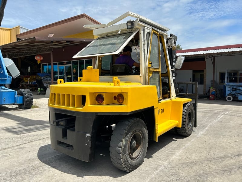 รถฟอร์คลิฟท์ KOMATSU DF70 ขนาด 7 ตัน ยกสูง 3 เมตร งาสไลด์ ติดต่อ Line jiraroj2909