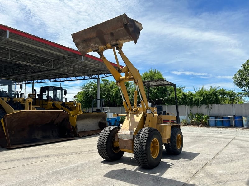 รถตักล้อยาง MITSUBISHI   WS300A บุ้งกี๋ 0.5 คิว ยกสูง 3 เมตร รถเก่านอกนำเข้า  ติดต่อ Line  jiraroj2909