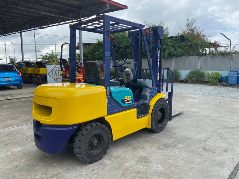 รถฟอร์คลิฟท์ KOMATSU  FD30T-14  ยก 3 ตัน เสาสูง 3 เมตร  ติดต่อ  Line  jiraroj2909