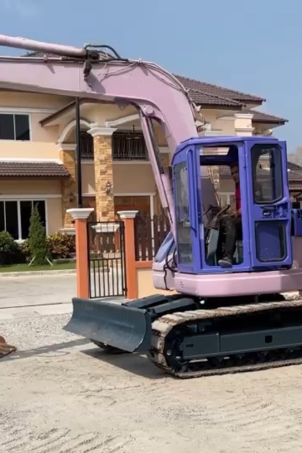 รถแบคโฮ SUMITOMO SH75U-2  ขนาด 7.5 ตัน  มีหัวกระแทกและบุ้งกี๋ รถเก่านอกนำเข้า  ติดต่อ  Line jiraroj2909