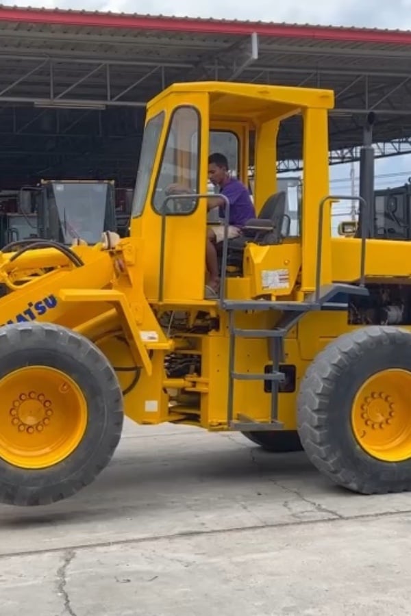 รถตักล้อยาง KOMATSU  WA180 บุ้งกี๋ 1.6 คิว ยกสูง 3.3 ม. รถเก่านอกนำเข้า ติดต่อ Line jiraroj2909