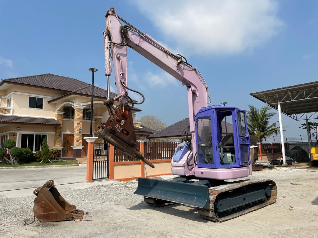 รถแบคโฮ SUMITOMO SH75U-2  ขนาด 7.5ตัน  มีหัวกระแทกและบุ้งกี๋ รถเก่านอกนำเข้า  ติดต่อ  Line jiraroj2909