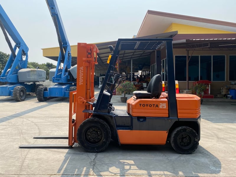 รถฟอร์คลิฟท์  TOYOTA 02-5FD25  ยก 2.5 ตัน เสาสูง 3เมตร ติดต่อ  Line jiraroj2909