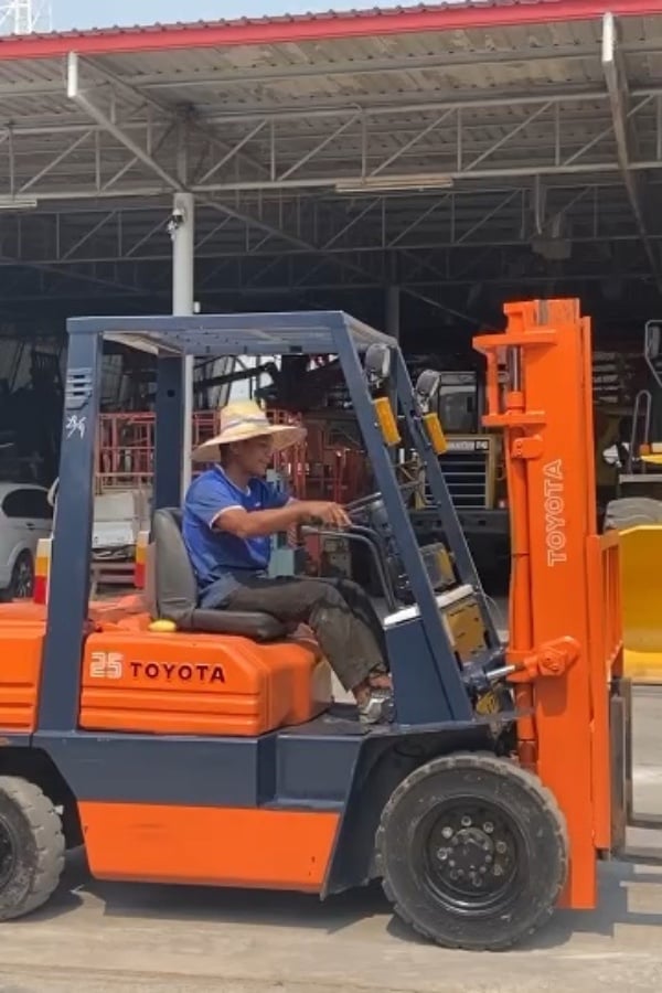 รถฟอร์คลิฟท์  TOYOTA 02-5FD25  ยก 2.5 ตัน เสาสูง 3เมตร ติดต่อ  Line jiraroj2909