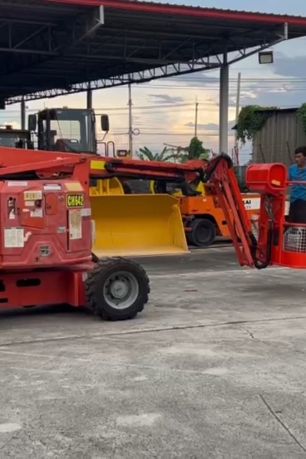 รถกระเช้า GENIE  Z34 -22IC ความสูง 10.4 เมตร  รถเก่านอกนำเข้า  ติดต่อ Line jiraroj2909