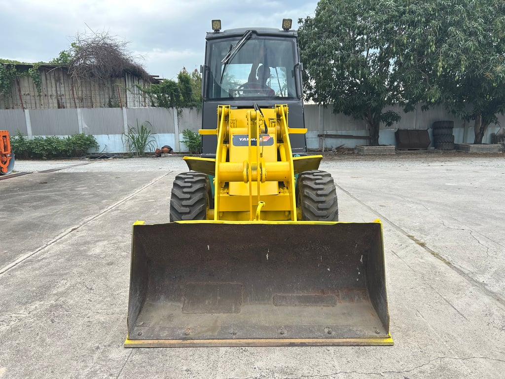 รถตักล้อยาง YANMAR V3-2 บุ้งกี๋ 0.4 คิว  รถเก่านอกนำเข้า ติดต่อ Line jiraroj2909
