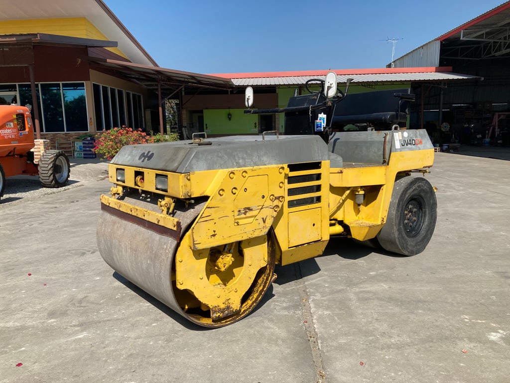 รถบดล้อหน้าเหล็กล้อหลังยาง KOMATSU  JV40CW-2  ขนาด 4 ตัน  รถเก่านอกนำเข้า  ติดต่อ Line  jiraroj2909