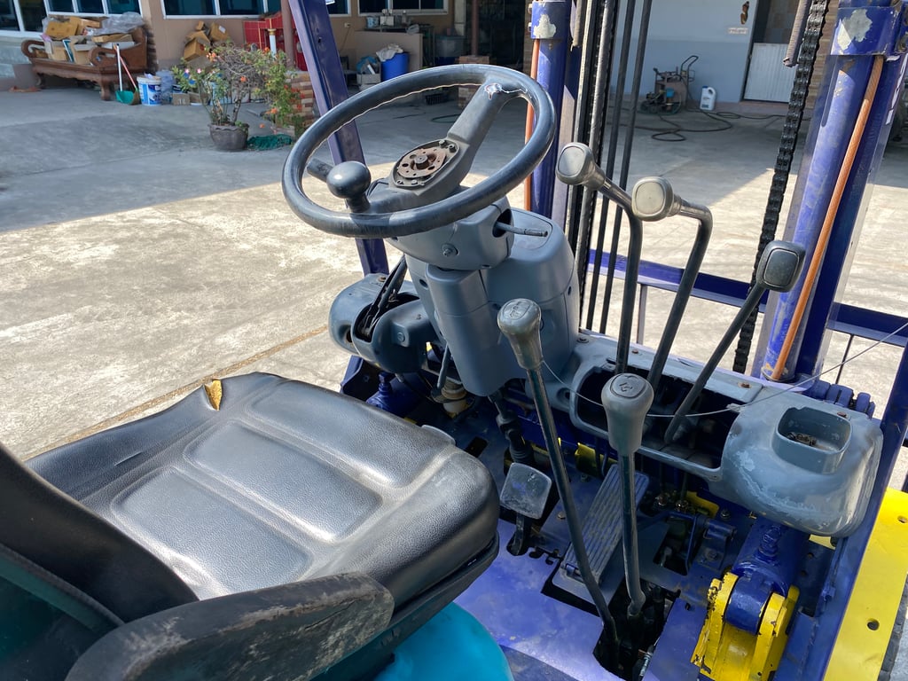 รถฟอร์คลิฟท์ KOMATSU FD30T-12 ยก 3 ตัน เสาสูง 3 เมตร ติดต่อ Line jiraroj2909 รถฟอร์คลิฟท์ KOMATSU FD30T-12 ยก 3 ตัน เสาสูง 3 เมตร ติดต่อ Line jiraroj2909