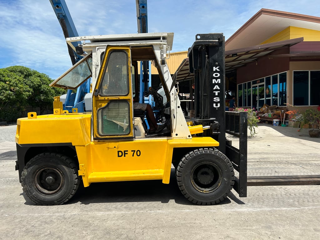 รถฟอร์คลิฟท์ KOMATSU DF70 ขนาด7ตัน ยกสูง3เมตร งาสไลด์ ติดต่อ Line jiraroj2909