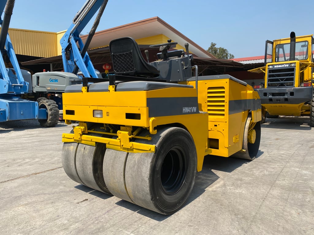 รถบดล้อหน้าเหล็กล้อหลังยาง SUMITOMO  HW41VW ขนาด 4ตัน รถเก่านอกนำเข้า   ติดต่อ Line  jiraroj2909