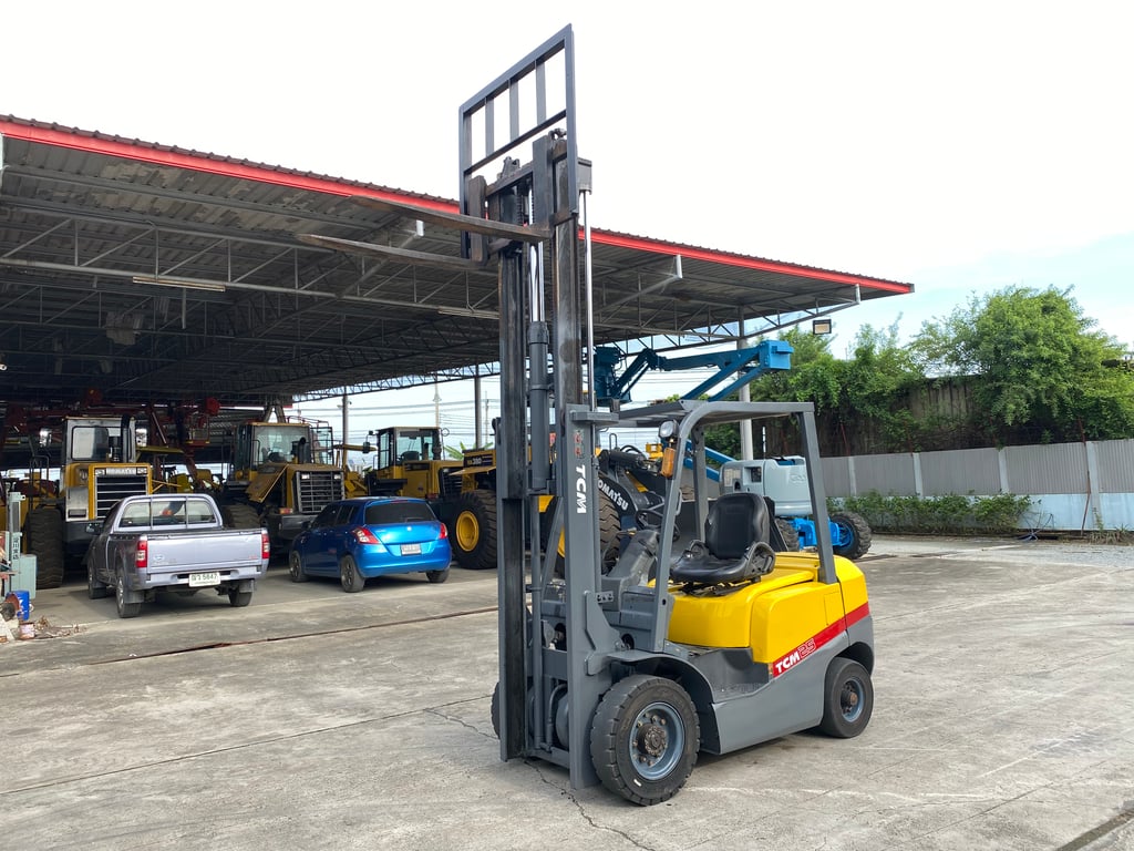 รถฟอร์คลิฟท์TCM  FD25T3C ขนาด 2.5ตัน   ยกสูง 3เมตร รถเก่านอกนำเข้า ติดต่อ Line jiraroj2909