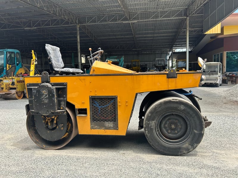 รถบด BOMAG BW102AC ขนาด 2.5 ตัน รถเก่านอกนำเข้า   ติดต่อ Line  jiraroj2909