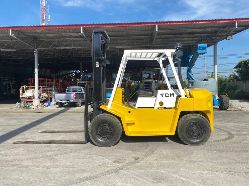 รถฟอร์คลิฟท์ TCM   FD60Z4 ยก 6 ตัน เสาสูง 4 ม. เกียร์ธรรมดา ติดต่อ Line jiraroj2909