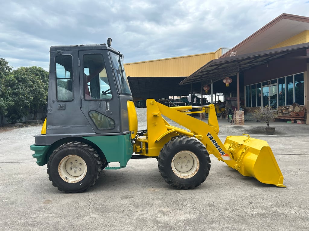 รถตักล้อยาง YANMAR V3-2 บุ้งกี๋ 0.4 คิว รถเก่านอกนำเข้า ติดต่อ Line jiraroj2909 รถตักล้อยาง YANMAR V3-2 บุ้งกี๋ 0.4 คิว รถเก่านอกนำเข้า ติดต่อ Line jiraroj2909