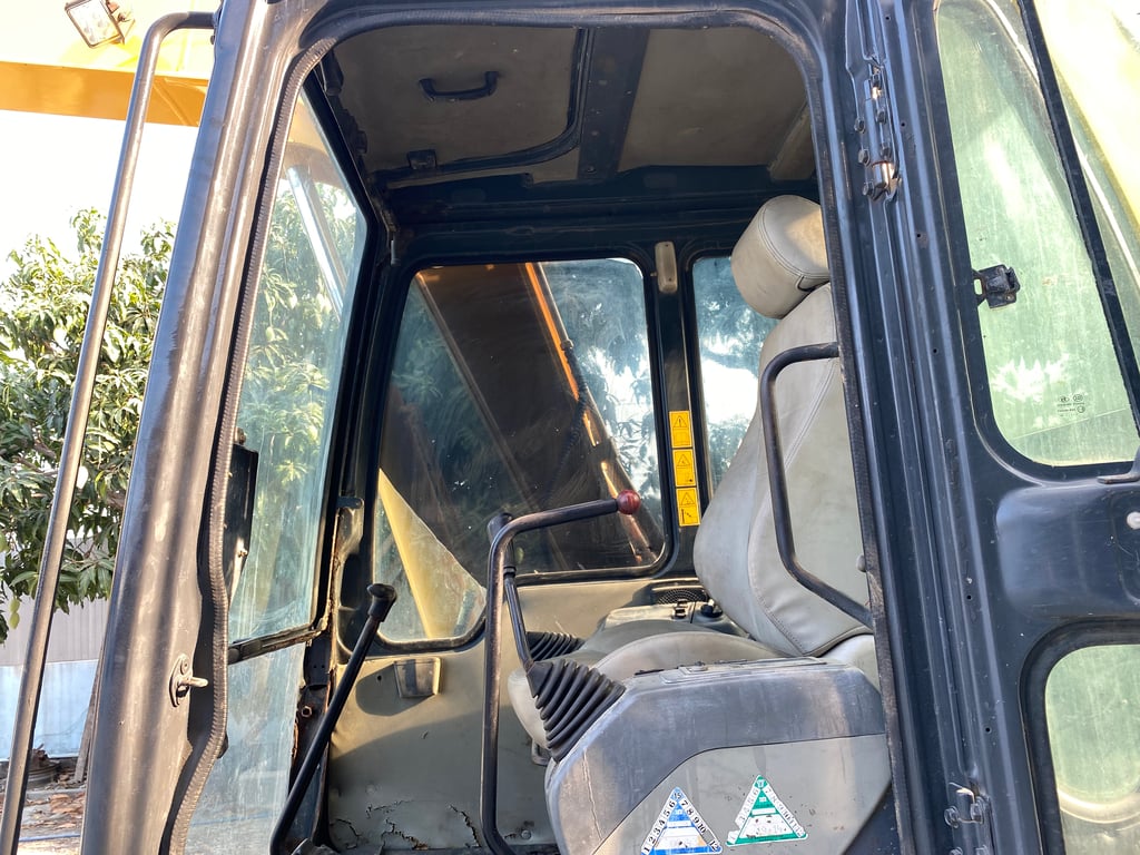 รถแบคโฮ KOMATSU PC60-7 ขนาด 6ตัน มีหัวกระแทกและบุ้งกี๋ ติดต่อ Line: jiraroj2909