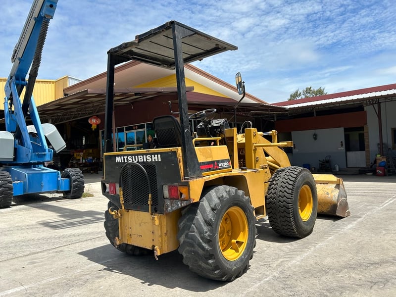 รถตักล้อยาง MITSUBISHI   WS300A บุ้งกี๋ 0.5 คิว ยกสูง 3 เมตร รถเก่านอกนำเข้า  ติดต่อ Line  jiraroj2909