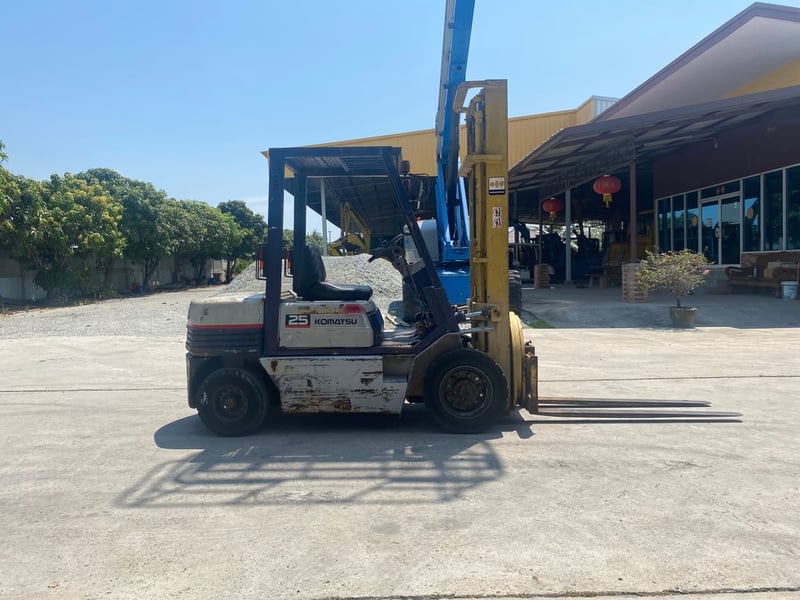รถฟอร์คลิฟท์ KOMATSU  FD25-11 ยก 2.5 ตัน ยกสูง 4 เมตร งาหมุน    ติดต่อ Line jiraroj2909