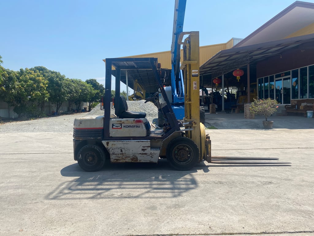 รถฟอร์คลิฟท์ KOMATSU FD25-11 ยก 2.5 ตัน ยกสูง 4 เมตร งาหมุน ติดต่อ Line jiraroj2909 รถฟอร์คลิฟท์ KOMATSU FD25-11 ยก 2.5 ตัน ยกสูง 4 เมตร งาหมุน ติดต่อ Line jiraroj2909