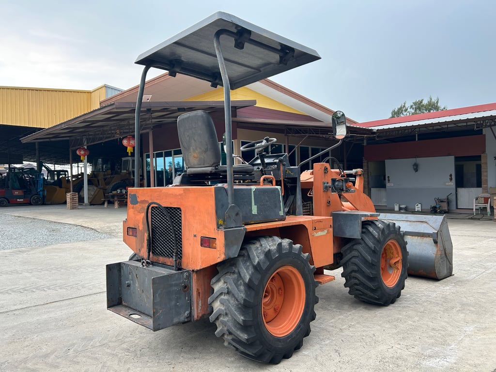 รถตักล้อยาง MITSUBISHI WS300A บุ้งกี๋ 0.5 คิว  รถเก่านอกนำเข้า ติดต่อ Line jiraroj2909