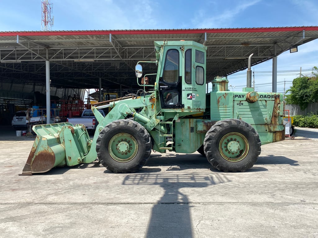 รถตักล้อยาง KOMATSU  JH63-2   บุ้งกี๋ 1.6 คิว  รถเก่านอกนำเข้า    ติดต่อ Line  jiraroj2909