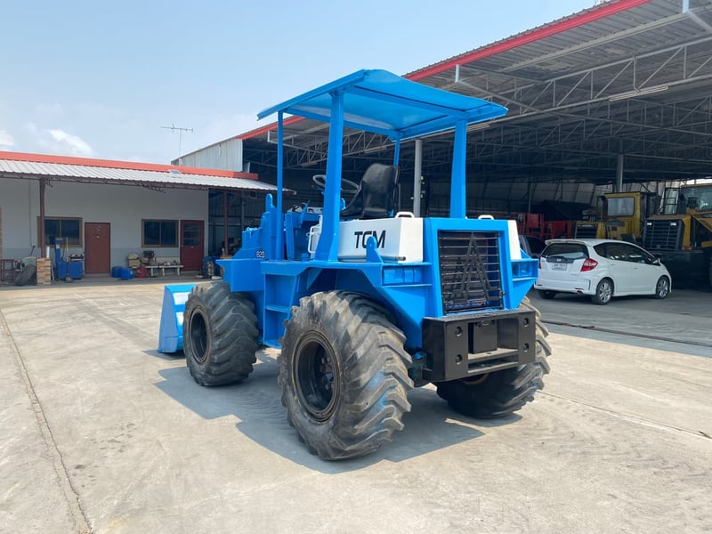 รถตักล้อยาง TCM 820 บุ้งกี๋ 0.7คิว แขนยกสูง 2.8 ม. เก่านอก ติดต่อ Line  jiraroj2909