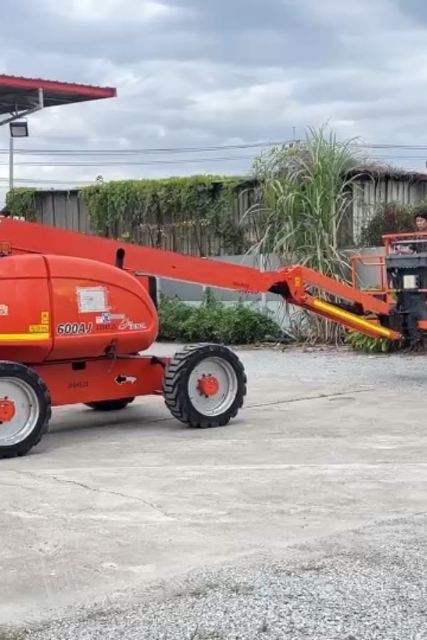 ขายรถกระเช้าบูม JLG 600AJ ความสูง 18.3 เมตร รถเก่านอก ติดต่อ Line jiraroj2909 ขายรถกระเช้าบูม JLG 600AJ ความสูง 18.3 เมตร รถเก่านอก ติดต่อ Line jiraroj2909