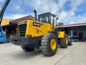 รถตักล้อยาง KOMATSU  WA380-3 บุ้งกี๋ 3 คิว ยกสูง 3.9 ม. รถเก่านอกนำเข้า ติดต่อ Line jiraroj2909
