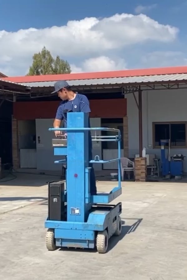 รถกระเช้าไฟฟ้าเสาเดี่ยว 4ล้อ AICHI SV03A  ความสูง2.7เมตร รถเก่านอก ติดต่อ Line jiraroj2909