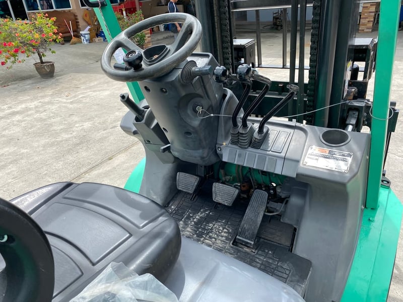 รถฟอร์คลิฟท์ MITSUBISHI  FD30NT ยก 3ตัน งากระดก รถนอกนำเข้า ติดต่อ Line jiraroj2909