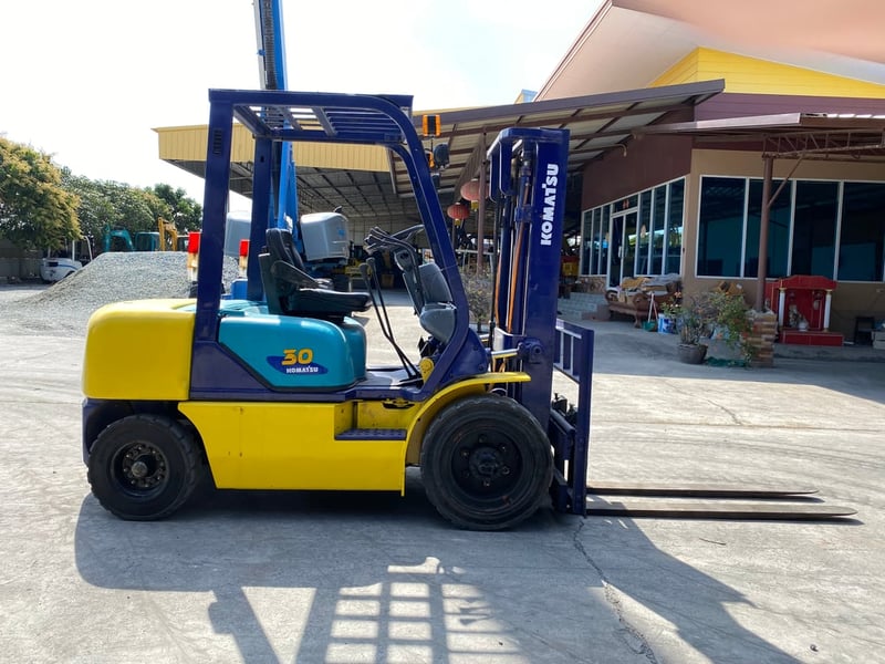 รถฟอร์คลิฟท์ KOMATSU รุ่น FD30T-12 เกียร์ธรรมดา รถเก่านอกนำเข้า ติดต่อ Line jiraroj2909