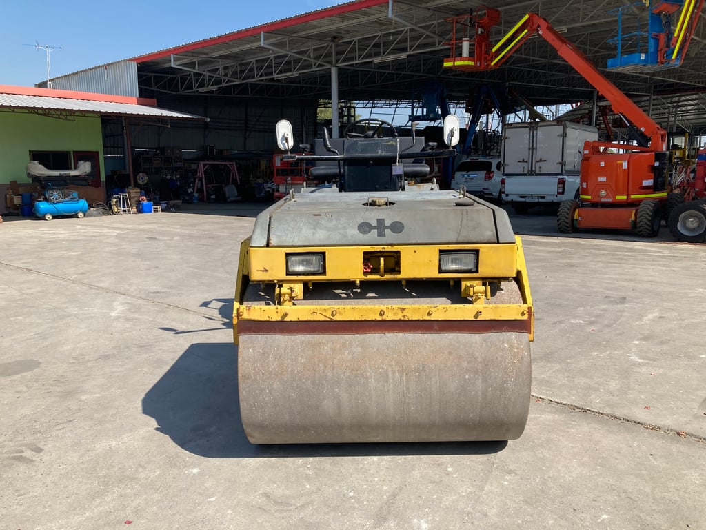 รถบดล้อหน้าเหล็กล้อหลังยาง KOMATSU  JV40CW-2  ขนาด 4 ตัน  รถเก่านอกนำเข้า  ติดต่อ Line  jiraroj2909