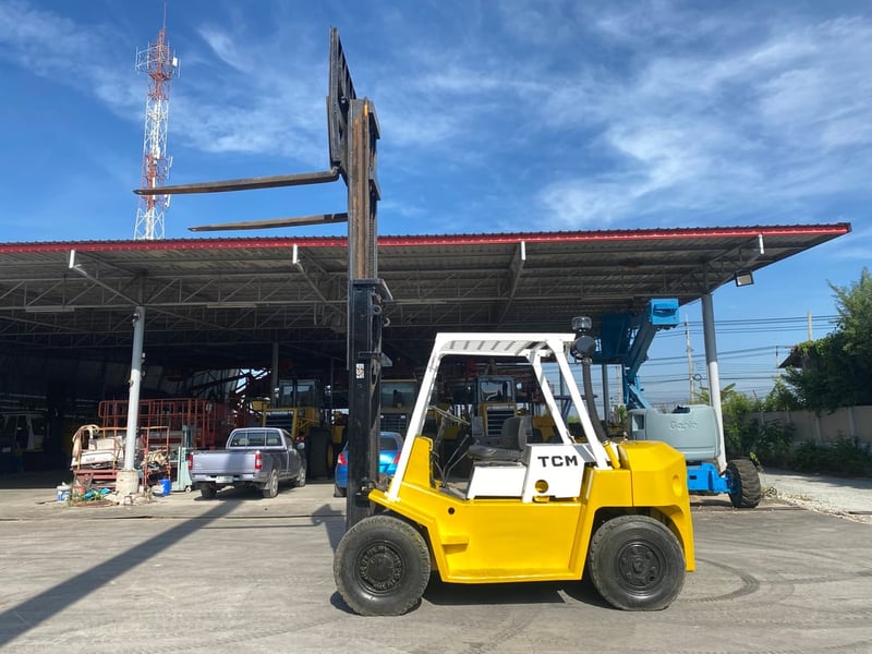 รถฟอร์คลิฟท์ TCM   FD60Z4 ยก 6ตัน เสาสูง 4ม. เกียร์ธรรมดา ติดต่อ Line jiraroj2909