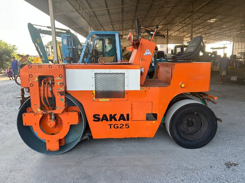 รถบดล้อหน้าเหล็กล้อหลังยาง SAKAI  TG25  ขนาด 2.5 ตัน  รถเก่านอกนำเข้า  ติดต่อ Line  jiraroj2909