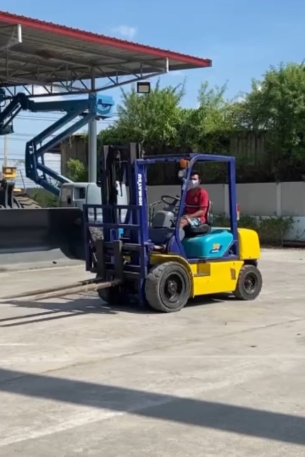 รถฟอร์คลิฟท์ KOMATSU รุ่น FD30T-12 เกียร์ธรรมดา รถเก่านอกนำเข้า ติดต่อ Line jiraroj2909