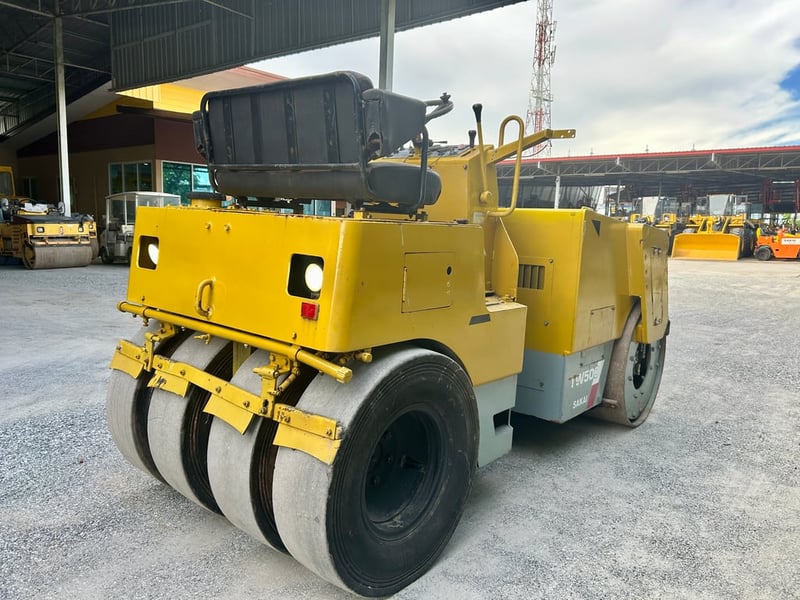 รถบดล้อหน้าเหล็กล้อหลังยาง 4 เส้น SAKAI TW500    ติดต่อ Line  jiraroj2909