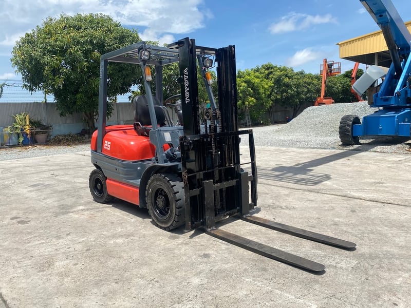 รถฟอร์คลิฟท์  TOYOTA  6FD25  ยก 2.5 ตัน เสาสูง 3เมตร  เกียร์ออโต้  รถเก่านอก ติดต่อ Line jiraroj2909