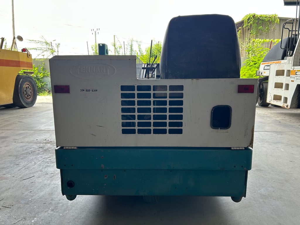 รถกวาดถนนดูดฝุ่น TENNANT 235D เก่านอก ติดต่อ Line  jiraroj2909
