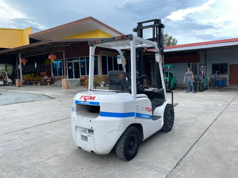 รถฟอร์คลิฟท์ TCM ขนาด 3ตัน รุ่น FD30T3 ยกสูง 4เมตร รถเก่านอกนำเข้า ติดต่อ Line jiraroj2909