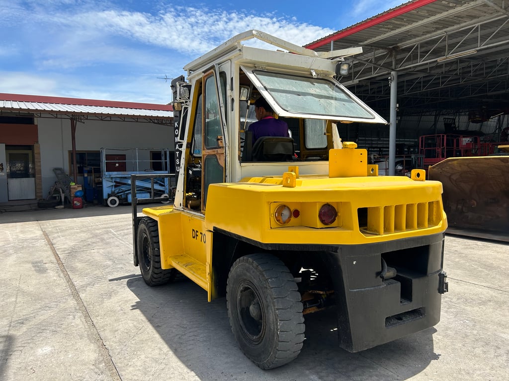 รถฟอร์คลิฟท์ KOMATSU DF70 ขนาด 7 ตัน ยกสูง 3 เมตร งาสไลด์ ติดต่อ Line jiraroj2909 รถฟอร์คลิฟท์ KOMATSU DF70 ขนาด 7 ตัน ยกสูง 3 เมตร งาสไลด์ ติดต่อ Line jiraroj2909