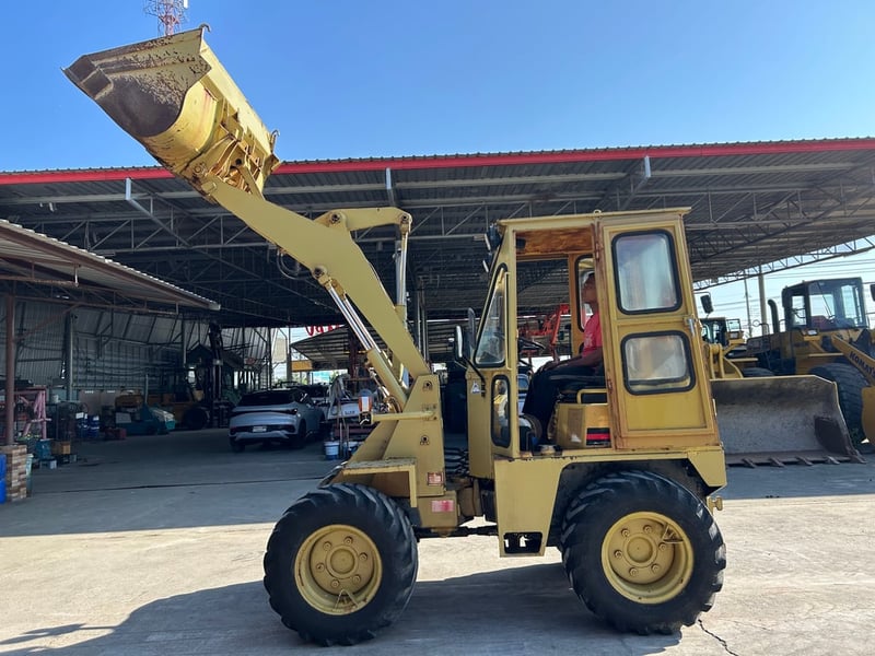 รถตักล้อยาง MITSUBISHI   WS300 บุ้งกี๋ 0.5 คิว ยกสูง 3 เมตร รถเก่านอกนำเข้า  ติดต่อ Line  jiraroj2909