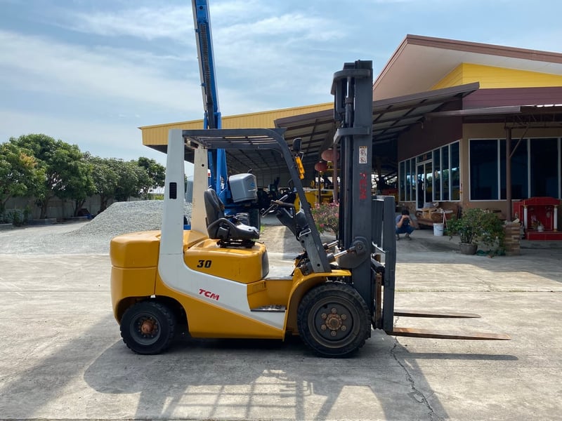 รถฟอร์คลิฟท์ TCM  FD30T6  ยก 3 ตัน   ยกสูง 3.5เมตร รถเก่านอกนำเข้า ติดต่อ Line jiraroj2909