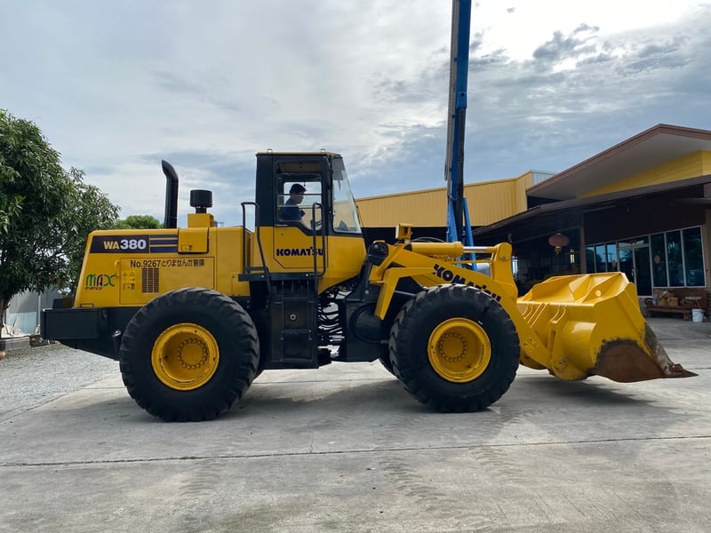 รถตักล้อยาง KOMATSU  WA380-3 บุ้งกี๋ 3 คิว ยกสูง 3.9 ม. รถเก่านอกนำเข้า ติดต่อ Line jiraroj2909