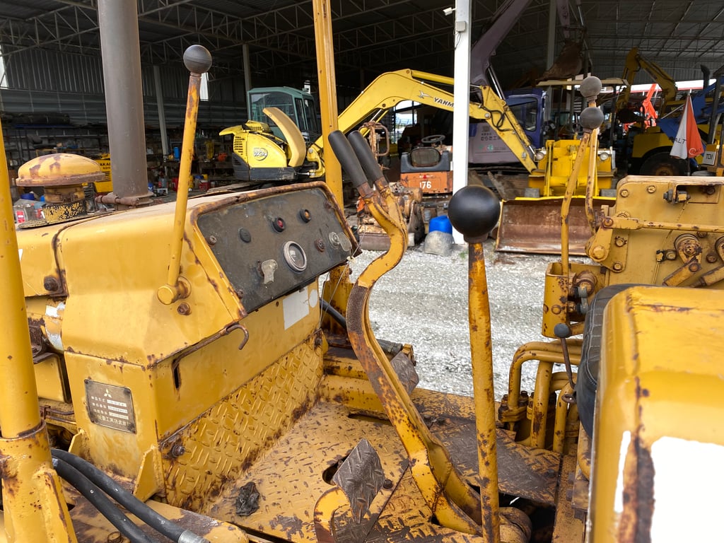 รถดันดิน รถแทรคเตอร์ MITSUBISHI BD2F  ติดต่อ  Line jiraroj2909