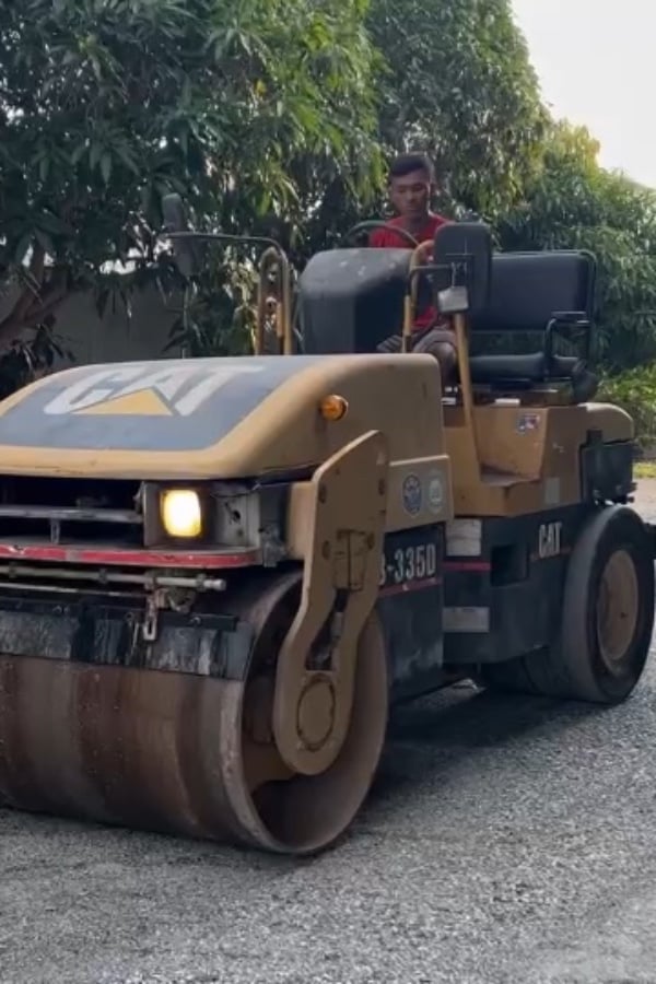 รถบดล้อหน้าเหล็กล้อหลังยาง CAT CB-335D ขนาด 4 ตัน รถเก่านอกนำเข้า  ติดต่อ   Line  jiraroj2909
