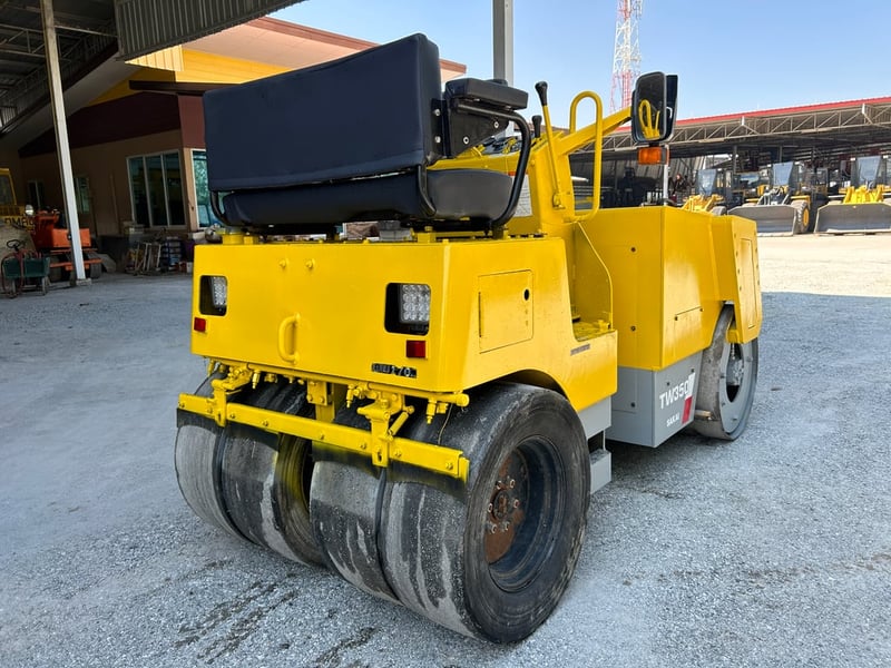 รถบด ล้อหน้าเหล็กล้อหลังยาง SAKAI  TW350 ขนาด 2.5 ตัน รถเก่านอกนำเข้า  ติดต่อ   Line  jiraroj2909