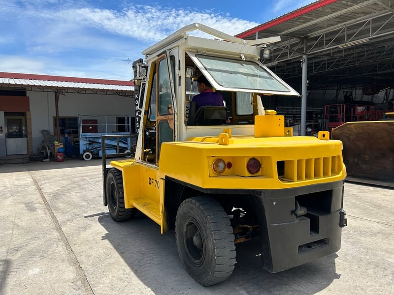 รถฟอร์คลิฟท์ KOMATSU DF70 ขนาด 7 ตัน ยกสูง 3 เมตร งาสไลด์ ติดต่อ Line jiraroj2909