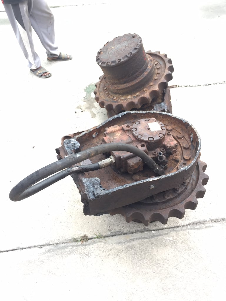 มอเตอร์ตัวเดิน KOBELCO  SK200-2 มือสองญี่ปุ่น ตัดบอดี้มา ติดต่อ Line jiraroj2909