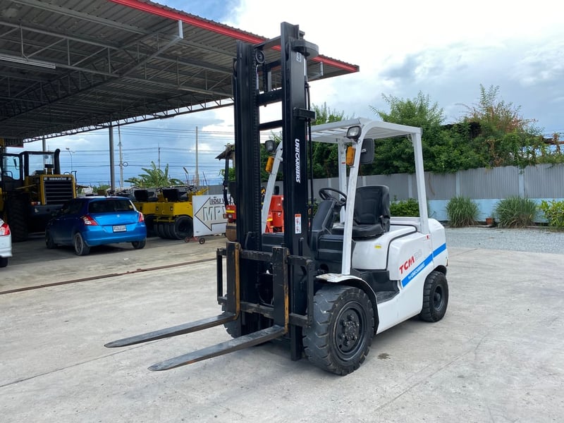 รถฟอร์คลิฟท์ TCM ขนาด 3ตัน รุ่น FD30T3 ยกสูง 4เมตร รถเก่านอกนำเข้า ติดต่อ Line jiraroj2909