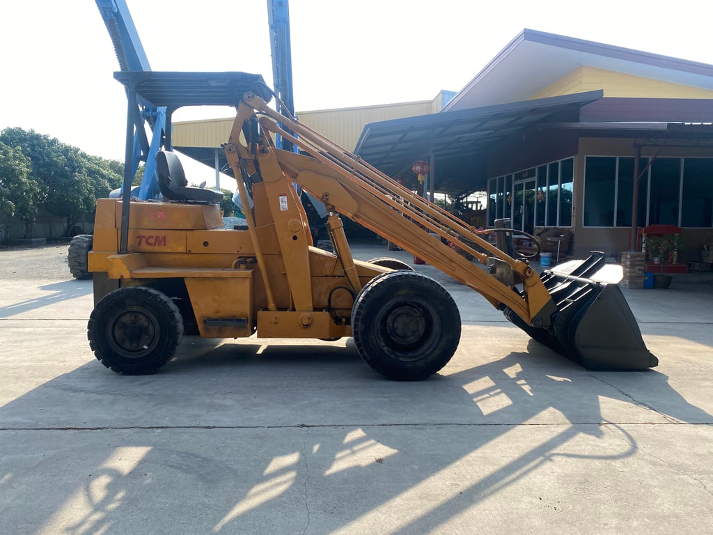 รถตักล้อยาง TCM  SD25  แขนยกสูง 4.4 เมตร รถเก่านอกนำเข้า ติดต่อ  Line jiraroj2909